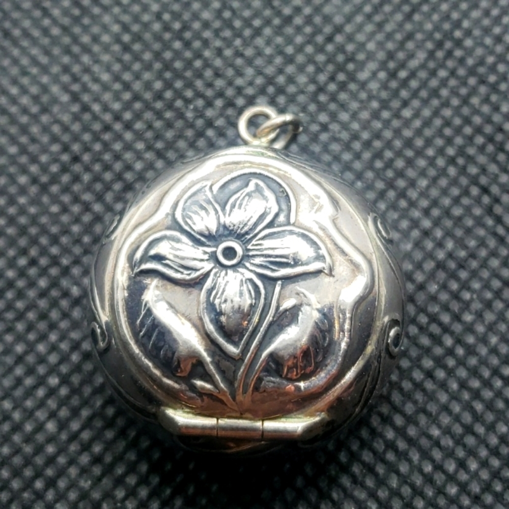 S.S. Pendant/Locket